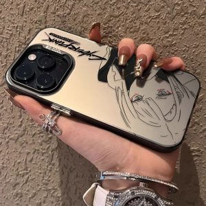 Mão segurando capinha de iPhone prata fosca com desenho em traço de personagem de Cyberpunk: Edgerunners