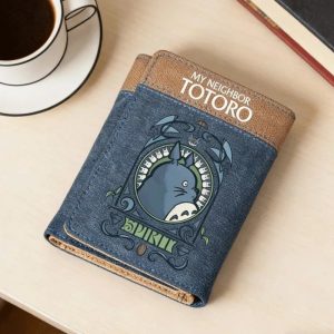 Carteira curta azul e marrom com a estampa do Totoro e My Neighbor Totoro, sobre uma mesa