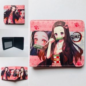 Carteira dobrável da Nezuko em fundo rosa, de Demon Slayer, fechada e aberta