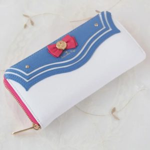 Carteira longa azul e branca com gola de marinheira e laço rosa, inspirada em Sailor Moon