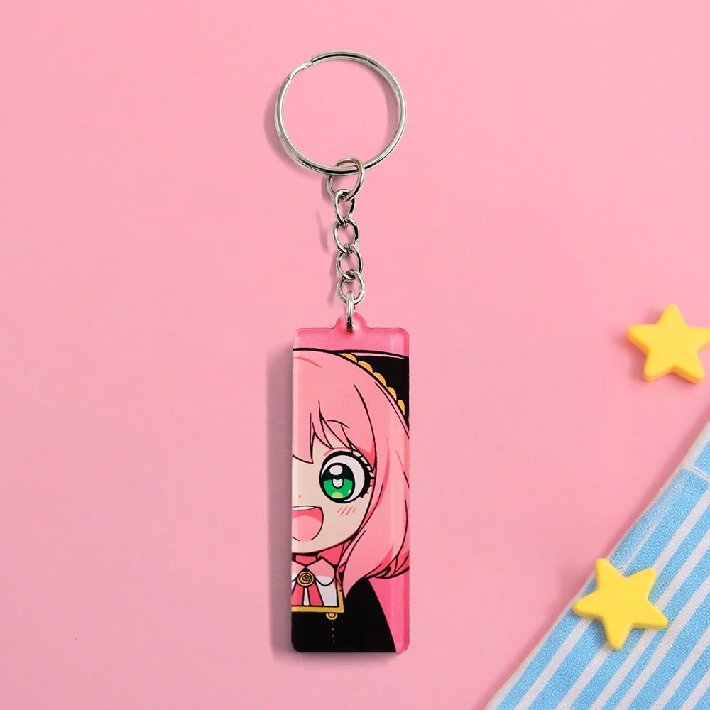 Chaveiro retangular de acrílico da Anya Forger, Spy x Family, em fundo rosa
