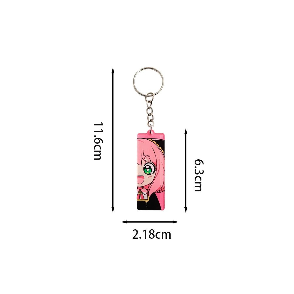 Chaveiro da Anya com as medidas: 11,6 cm no total e placa de 6,3 por 2,2 cm