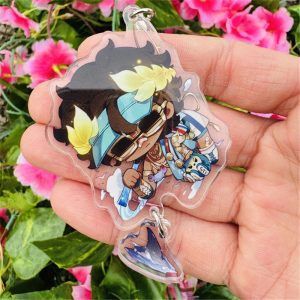 Personagem chibi de óculos escuros de Identity V em chaveiro de acrílico com pingente, sobre a palma da mão