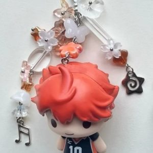 Chaveiro boneco chibi do Hinata, de Haikyu!!, camisa 10, com miçangas laranja, flores e pingentes