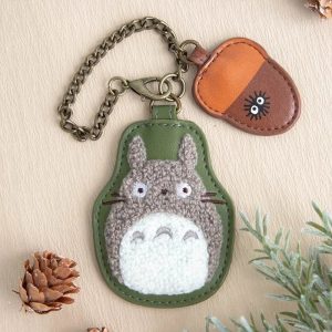 Chaveiro verde com Totoro bordado em relevo felpudo e pingente de bolota laranja com corrente