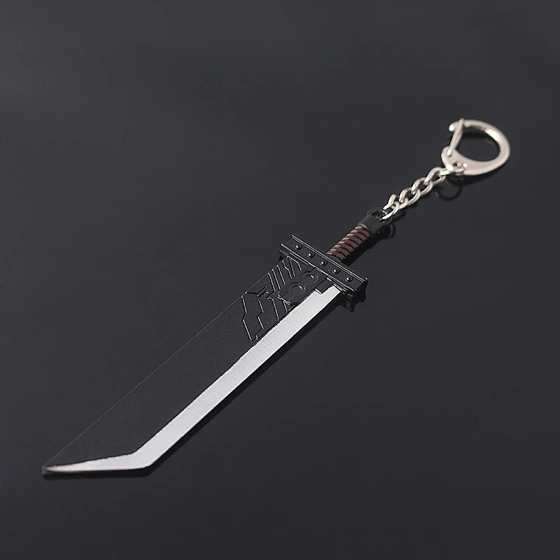 Chaveiro da Buster Sword do Cloud, Final Fantasy VII, em fundo escuro, com corrente e mosquetão