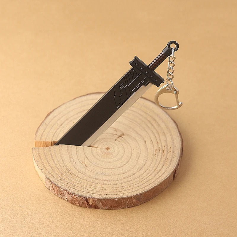 Miniatura de metal da Buster Sword de Final Fantasy VII sobre uma base de madeira