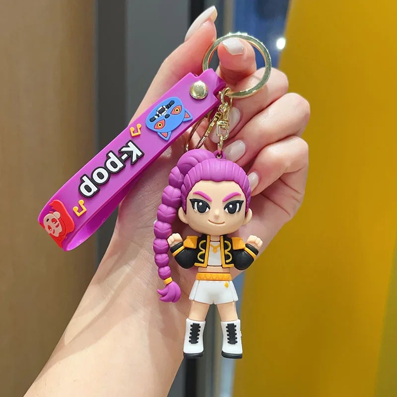 Chaveiro de cantora de Guerreiras do K-Pop na mão, para mostrar o tamanho da figura