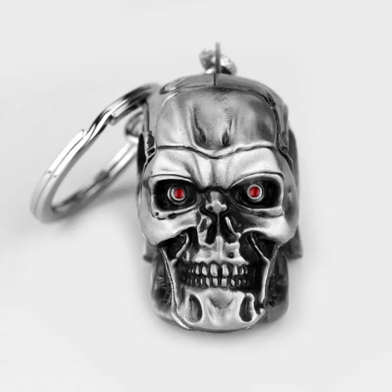 Caveira do Exterminador de frente, com dentes de metal e olhos vermelhos