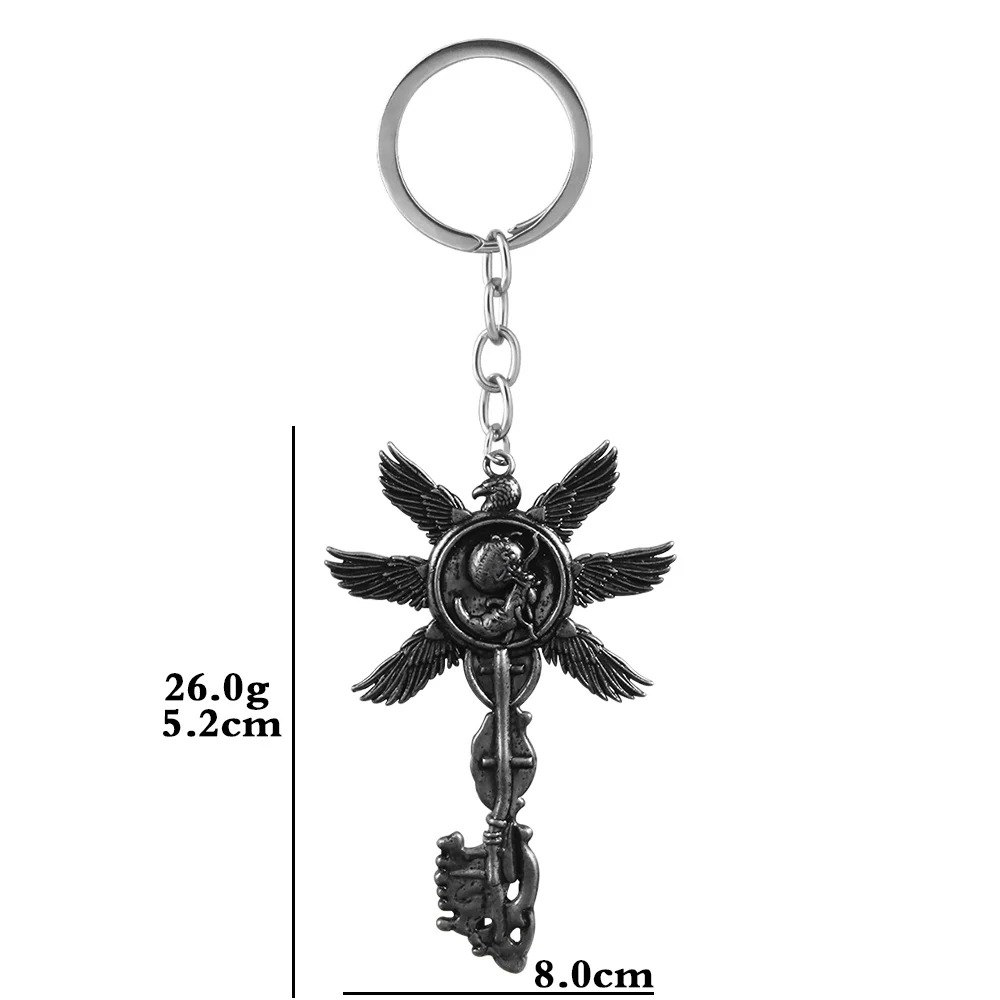 Chaveiro da chave alada de Resident Evil Village com medidas de 8,0 x 5,2 cm e 26 g