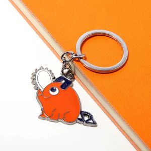 Chaveiro laranja do Pochita em metal esmaltado sobre papel laranja