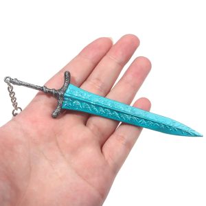 Mão segurando a miniatura de metal da espada Dark Moon azul-turquesa de Elden Ring