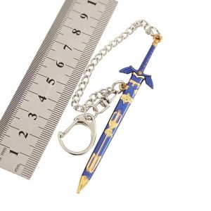 Chaveiro da Espada Mestra ao lado de uma régua, com corrente e bainha azul e dourada
