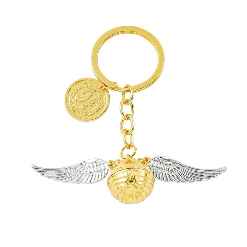 Chaveiro do Pomo de Ouro, Harry Potter, com bola dourada, asas prateadas, argola e medalha sobre fundo branco