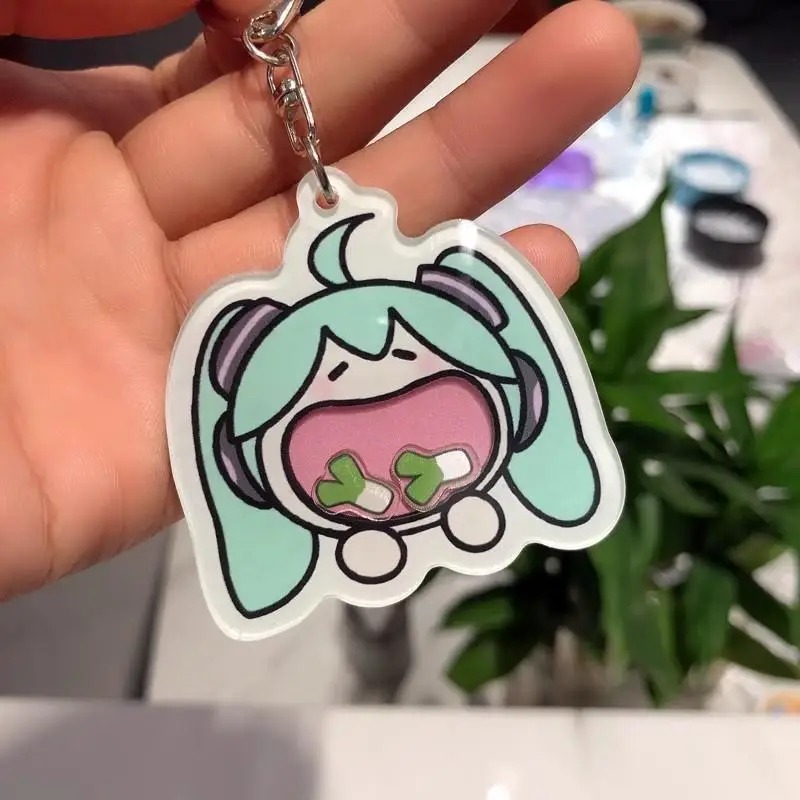 Chaveiro de acrílico da Miku chibi na mão, para mostrar o tamanho