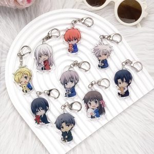 Nove chaveiros de acrílico de Fruits Basket em estilo chibi, num prato branco