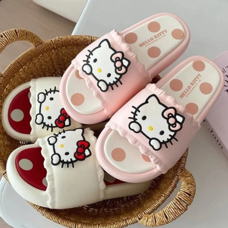 Chinelos slide da Hello Kitty, rosa e creme, dentro de uma cesta de vime