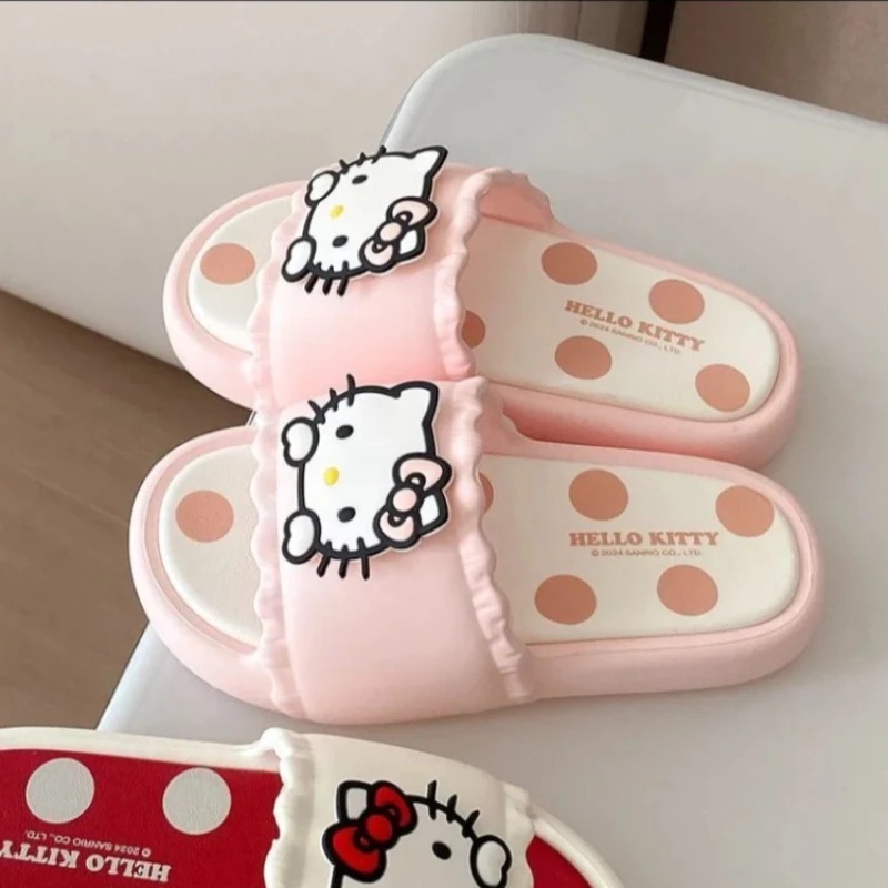 Chinelo rosa da Hello Kitty com borda ondulada e solado branco de bolinhas rosa