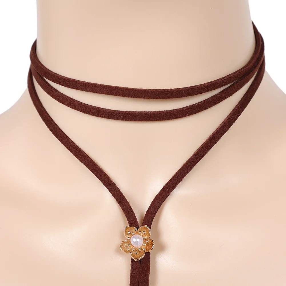Pingente de flor dourada com pérola do colar da Aerith, de Final Fantasy VII, de perto