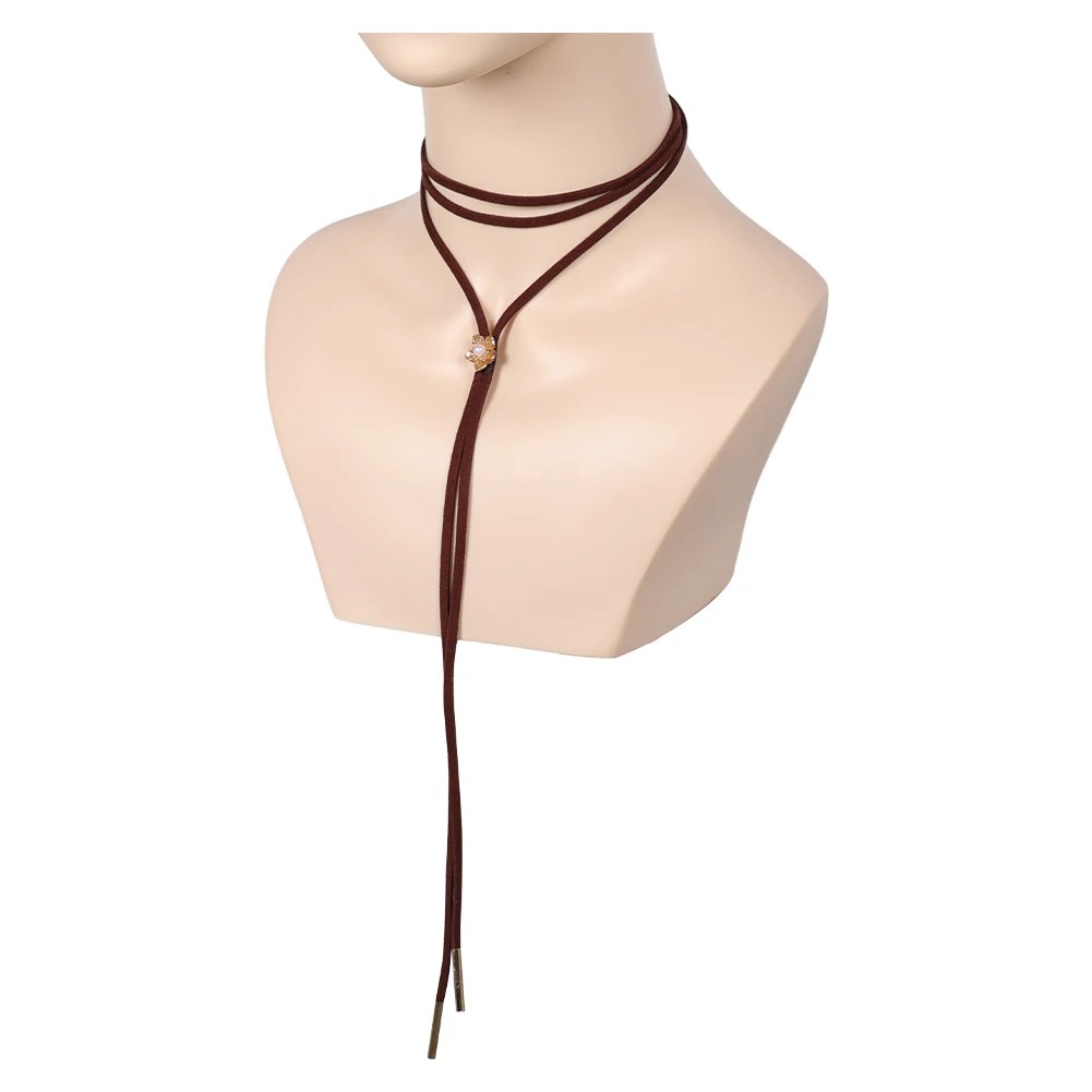 Colar da Aerith, de Final Fantasy VII, em duas voltas com as pontas longas, num manequim
