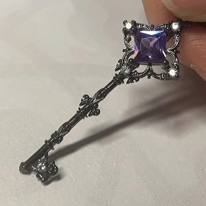 Colar de chave com cristal roxo da The Herta, de Honkai: Star Rail, sobre fundo claro