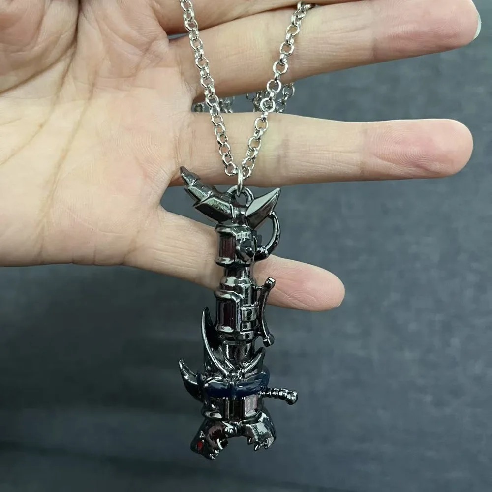Pingente do canhão da Jinx, de Arcane, pendurado na corrente sobre a palma da mão
