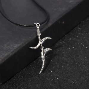 Colar com adaga Faca Negra de Elden Ring em metal prateado sobre fundo escuro