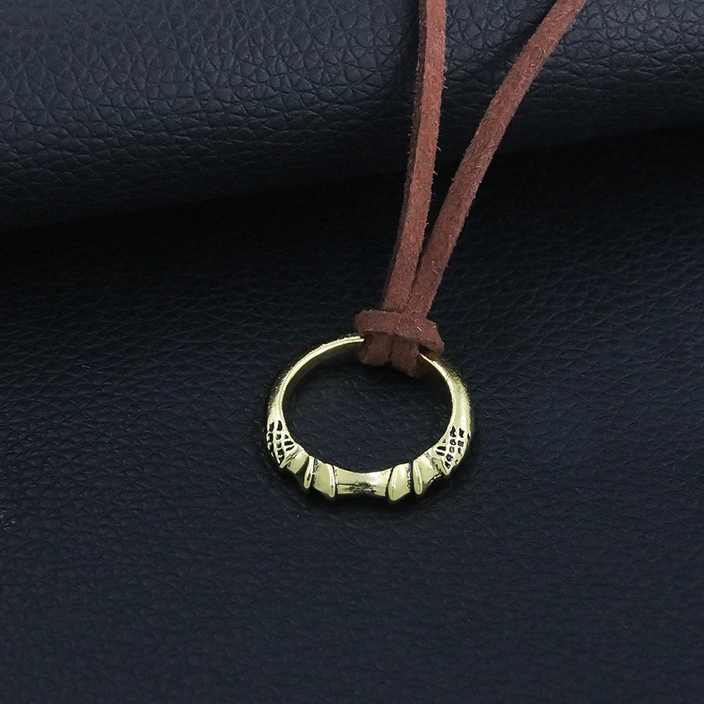 Colar com anel dourado do Apito do Corcel Espectral e cordão marrom