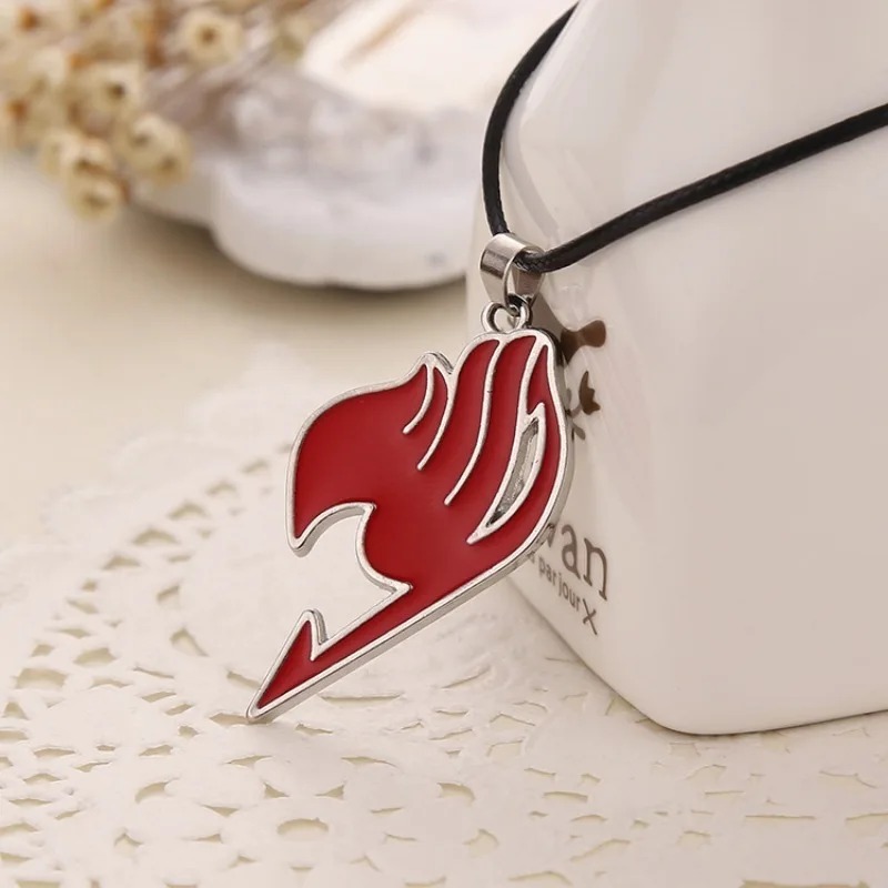 Emblema esmaltado vermelho de Fairy Tail com cordão preto