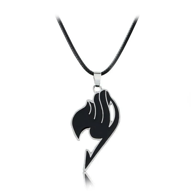 Emblema de Fairy Tail em preto, preso a cordão preto