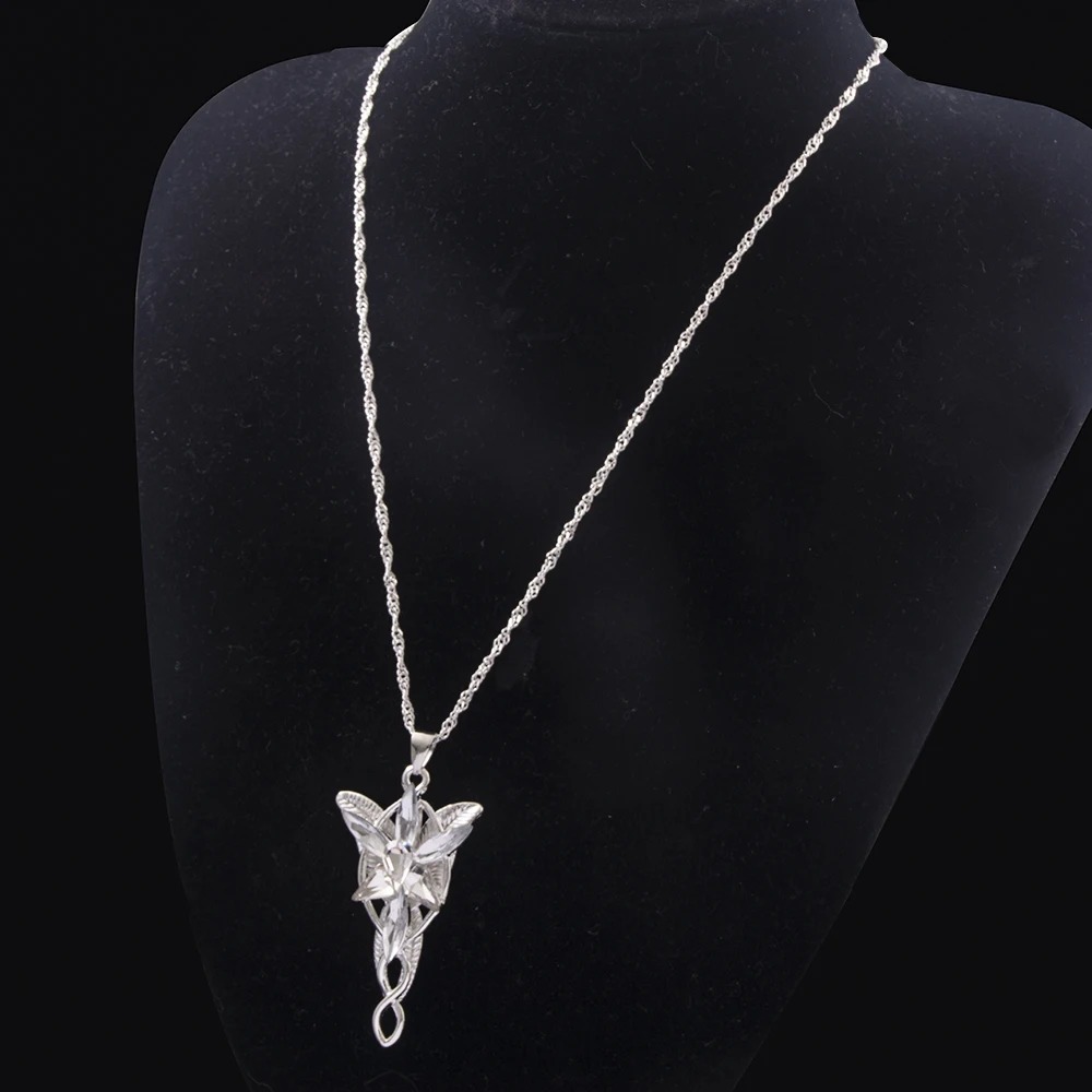 Colar Evenstar prateado exibido num busto de veludo preto
