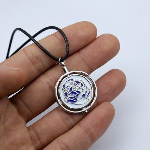 Pingente giratório da rosa azul da Jinx na palma da mão, com cordão preto