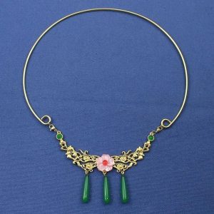 Colar dourado rígido com flor rosa e três pingentes verdes para a Maomao, de Diários de uma Apotecária
