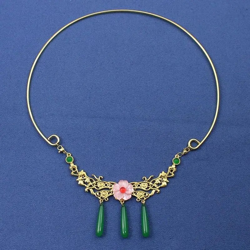 Colar dourado rígido com flor rosa e três pingentes verdes para a Maomao, de Diários de uma Apotecária