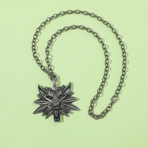 Pingente de cabeça de lobo, inspirado no medalhão de The Witcher, sobre fundo verde