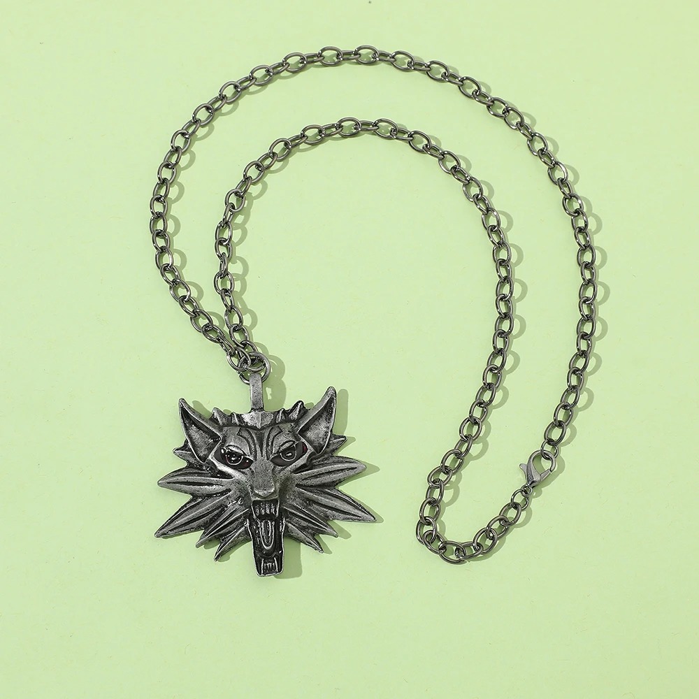 Pingente de cabeça de lobo, inspirado no medalhão de The Witcher, sobre fundo verde
