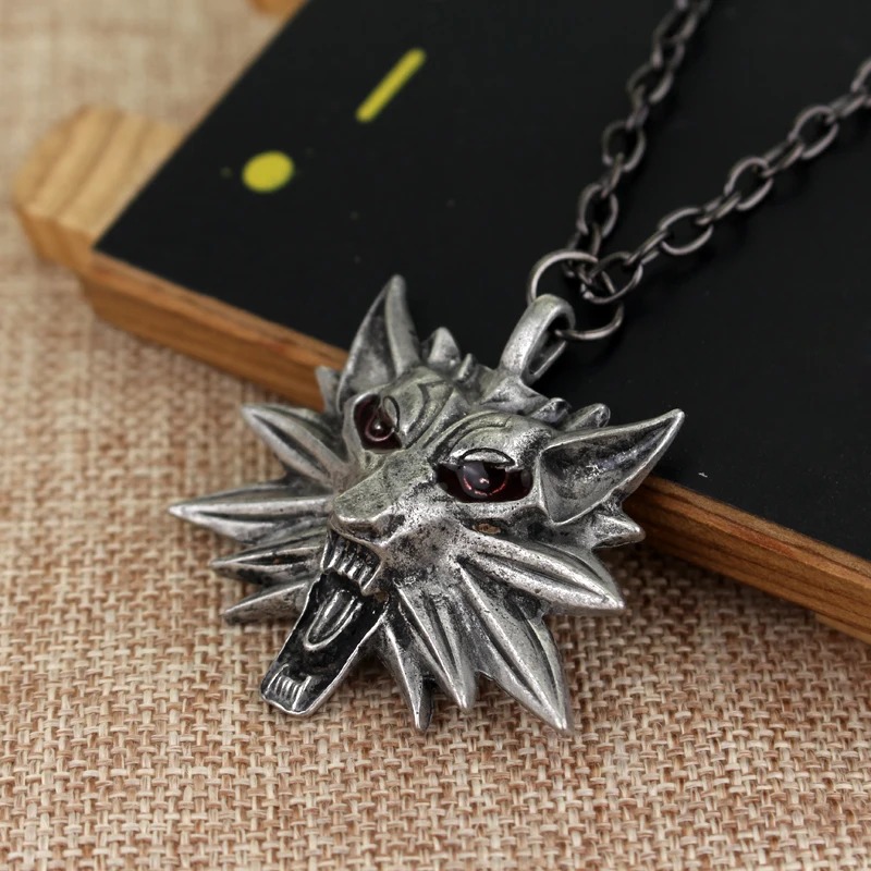 Pingente de lobo com olhos escuros, no estilo do medalhão da Escola do Lobo de The Witcher