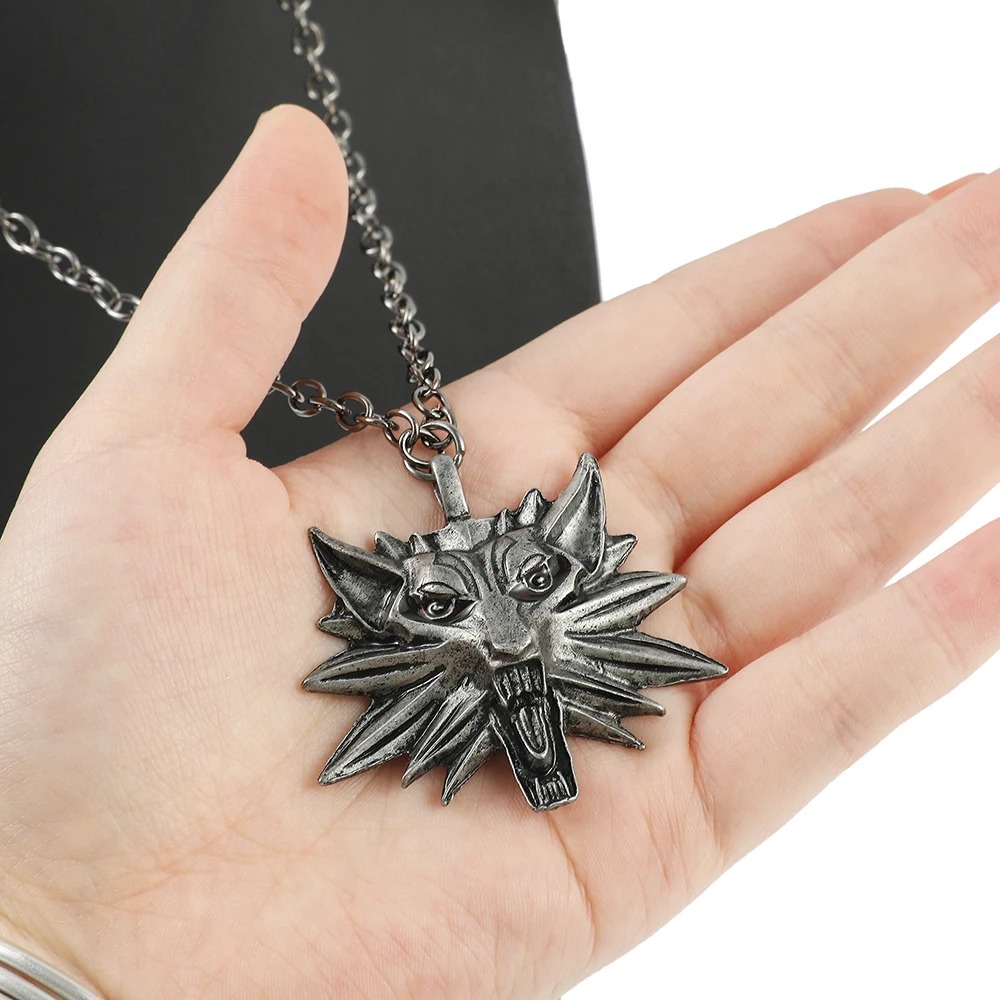Colar de lobo estilo The Witcher na palma da mão, mostrando o tamanho