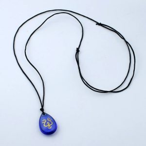 Colar de gota de vidro azul e cordão preto, da pedra de voo de O Castelo no Céu