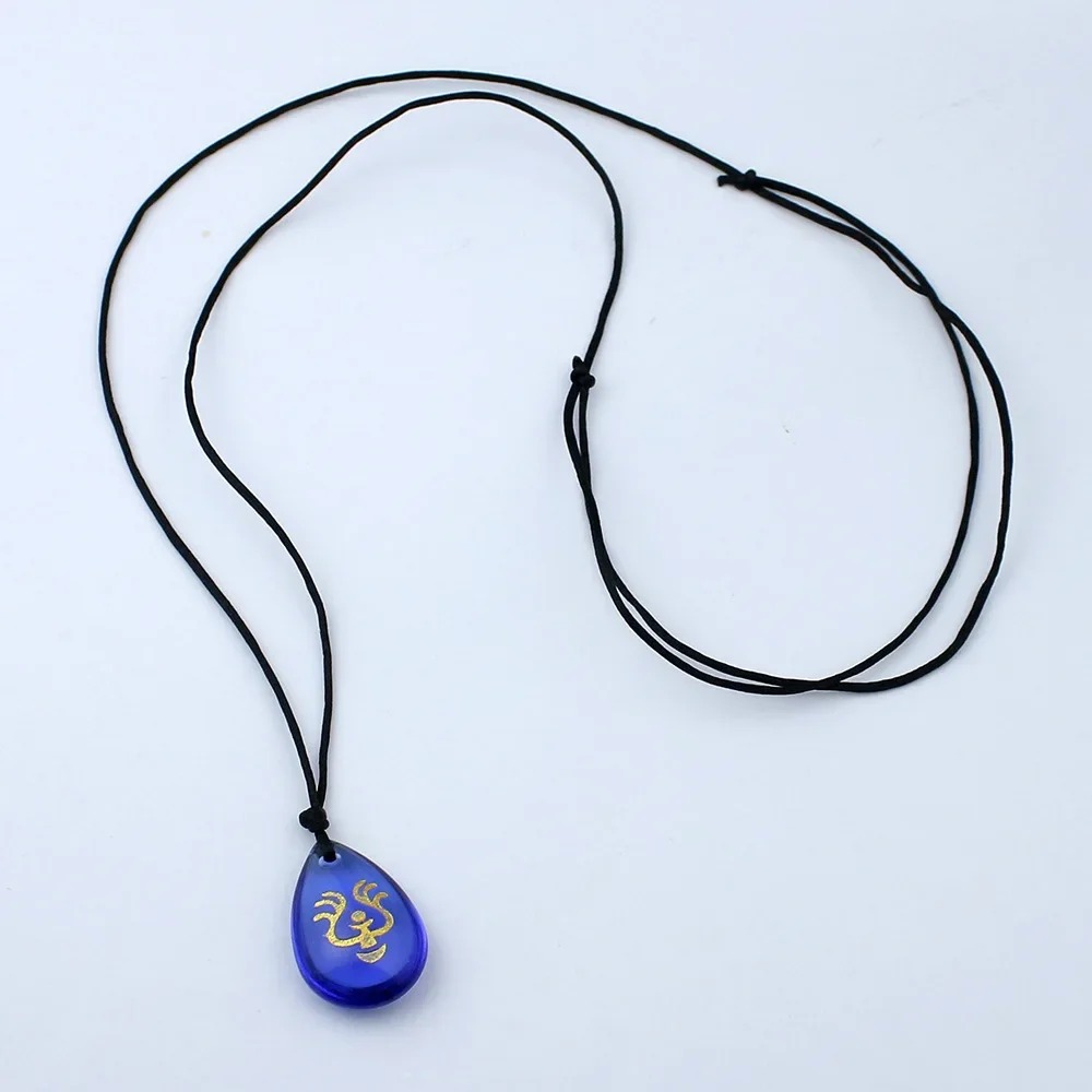 Colar de gota de vidro azul e cordão preto, da pedra de voo de O Castelo no Céu