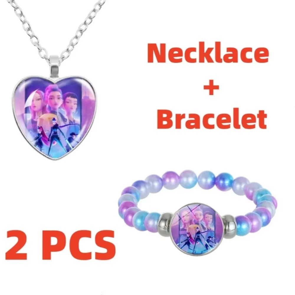 Colar de coração e pulseira de contas roxas e azuis com a estampa do trio de Guerreiras do K-Pop