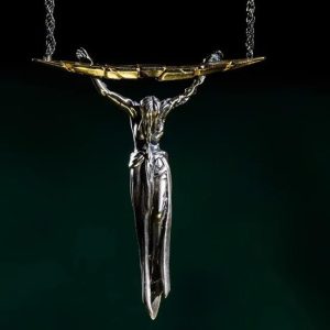 Colar com pingente da Rainha Marika em prata e dourado sobre fundo verde escuro, de Elden Ring