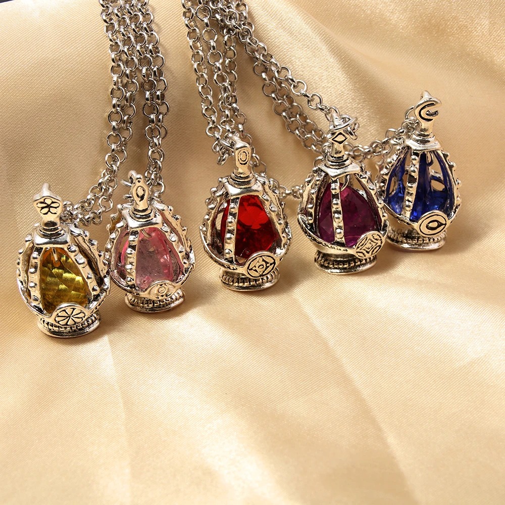 Soul gems de Madoka Magica em metal prateado com cristais amarelo, vermelho, rosa e azul