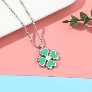 Colar de trevo de quatro folhas verde de Tokyo Revengers, sobre fundo rosa e azul