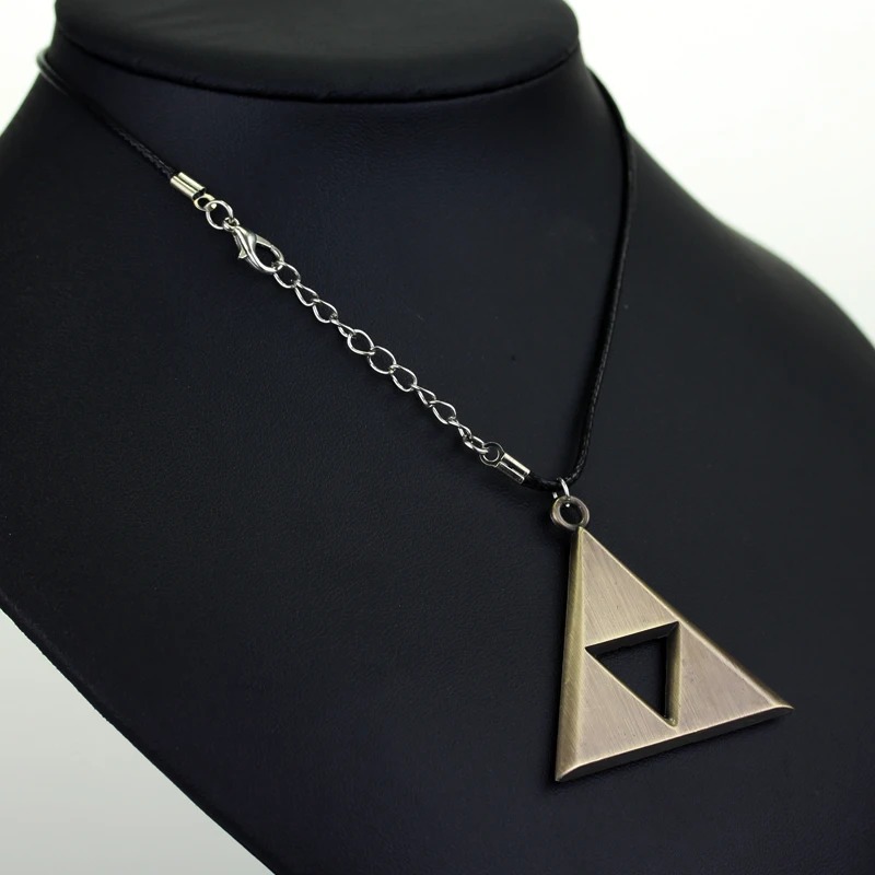 Colar Triforce bronze com cordão e extensor num busto