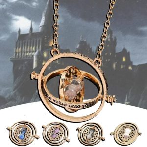 Colar Vira-Tempo com pingente dourado de ampulheta sobre fundo do castelo de Hogwarts