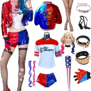 Arlequina: jaqueta vermelha e azul, camiseta, short, peruca loira e acessórios