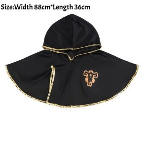 Capa curta preta com capuz, bordas douradas e emblema do Touro Negro, do cosplay do Asta, de Black Clover