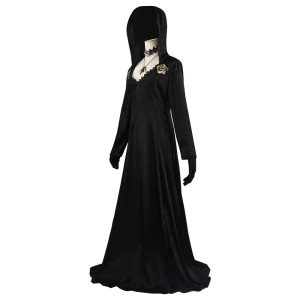 Cosplay da Bela, filha de Dimitrescu, em manequim: vestido preto longo com capuz e luvas