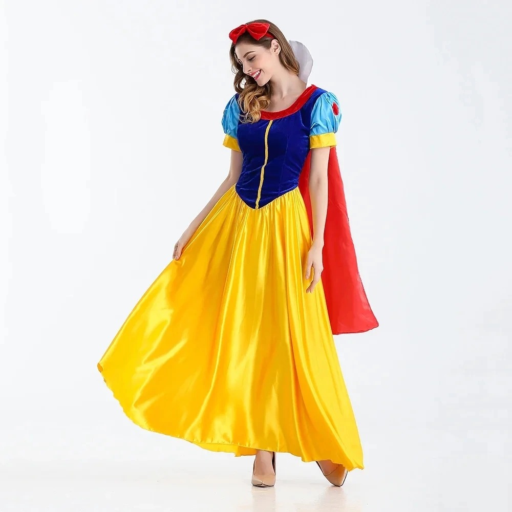 Modelo com o vestido da Branca de Neve: corpete azul, saia amarela e capa vermelha